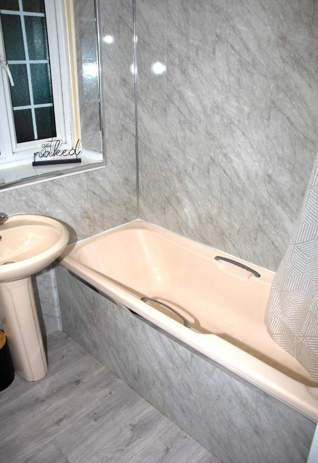 Xb Property - Comfy House Perfect For Families Contractors Relocators West Bromwich Eksteriør bilde